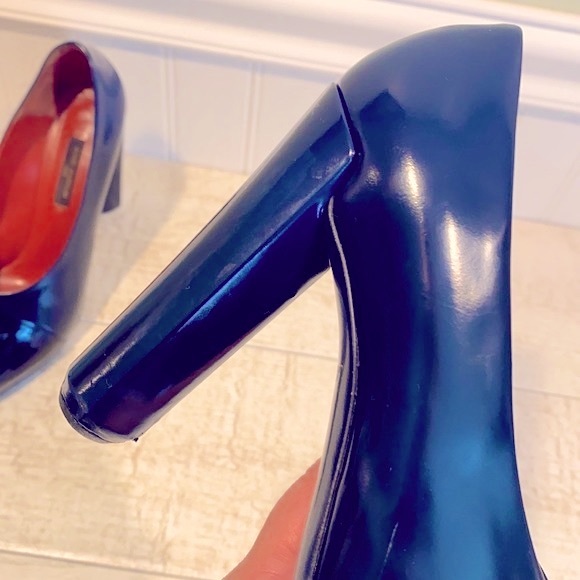 Louis Vuitton Navy Patent Leather Pumps Stilettos Sculptured Heel, Black Cap Toe - Picture 3 of 16